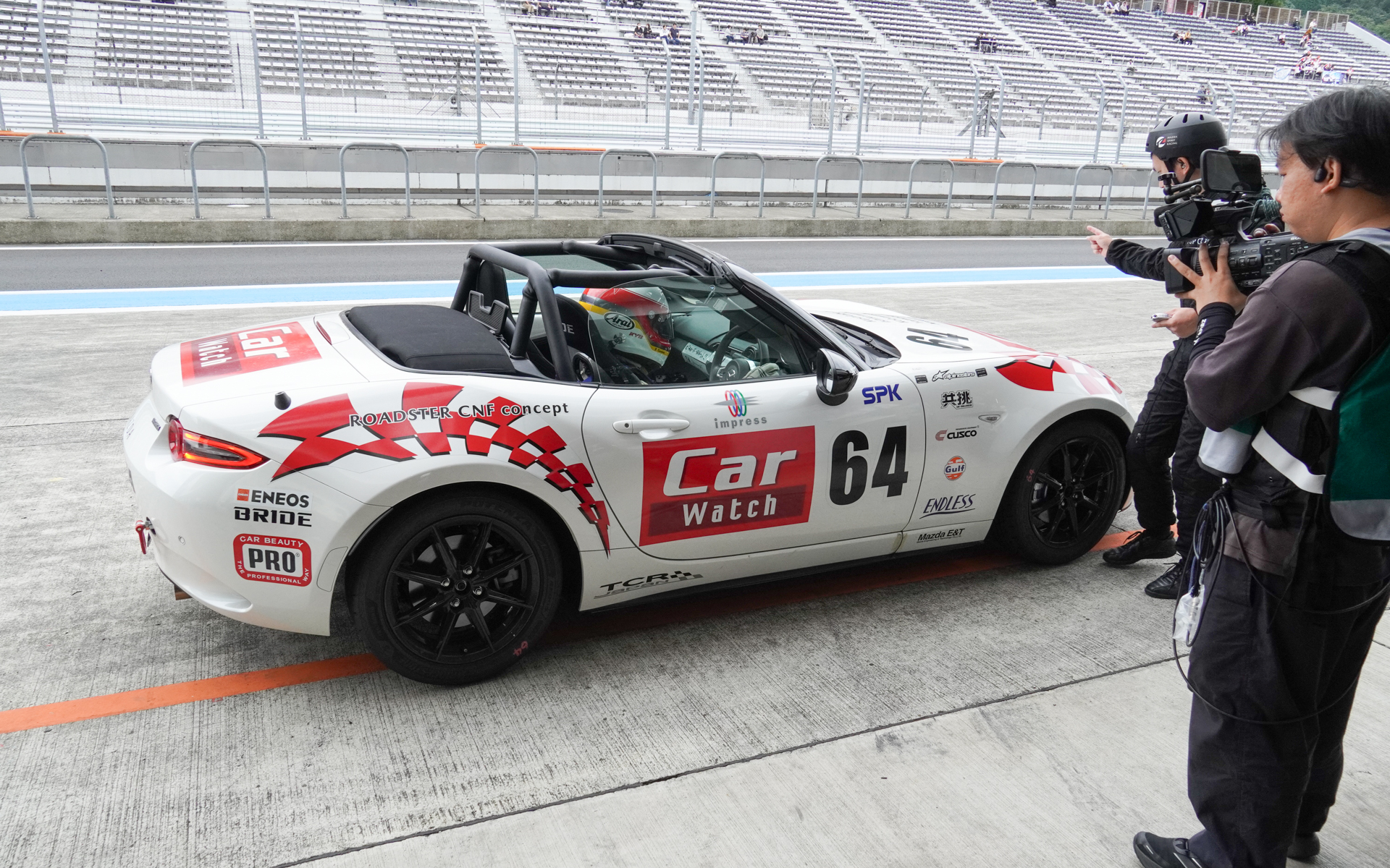 いよいよ最終ドライバーの日下部氏へ。上位だっただけにサーキットの中継カメラもチームCar Watchのピットにやってきた。これまでになかったことだ