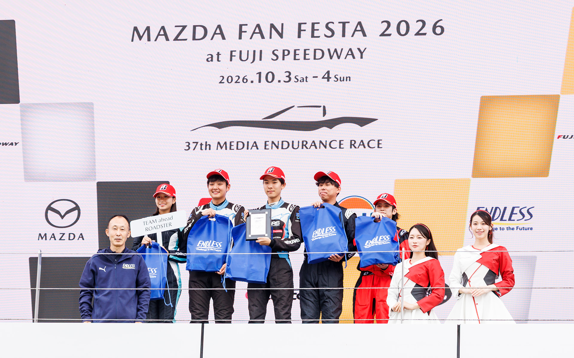 表彰式はボディウムで実施、aheadロードスターを操った優勝チーム