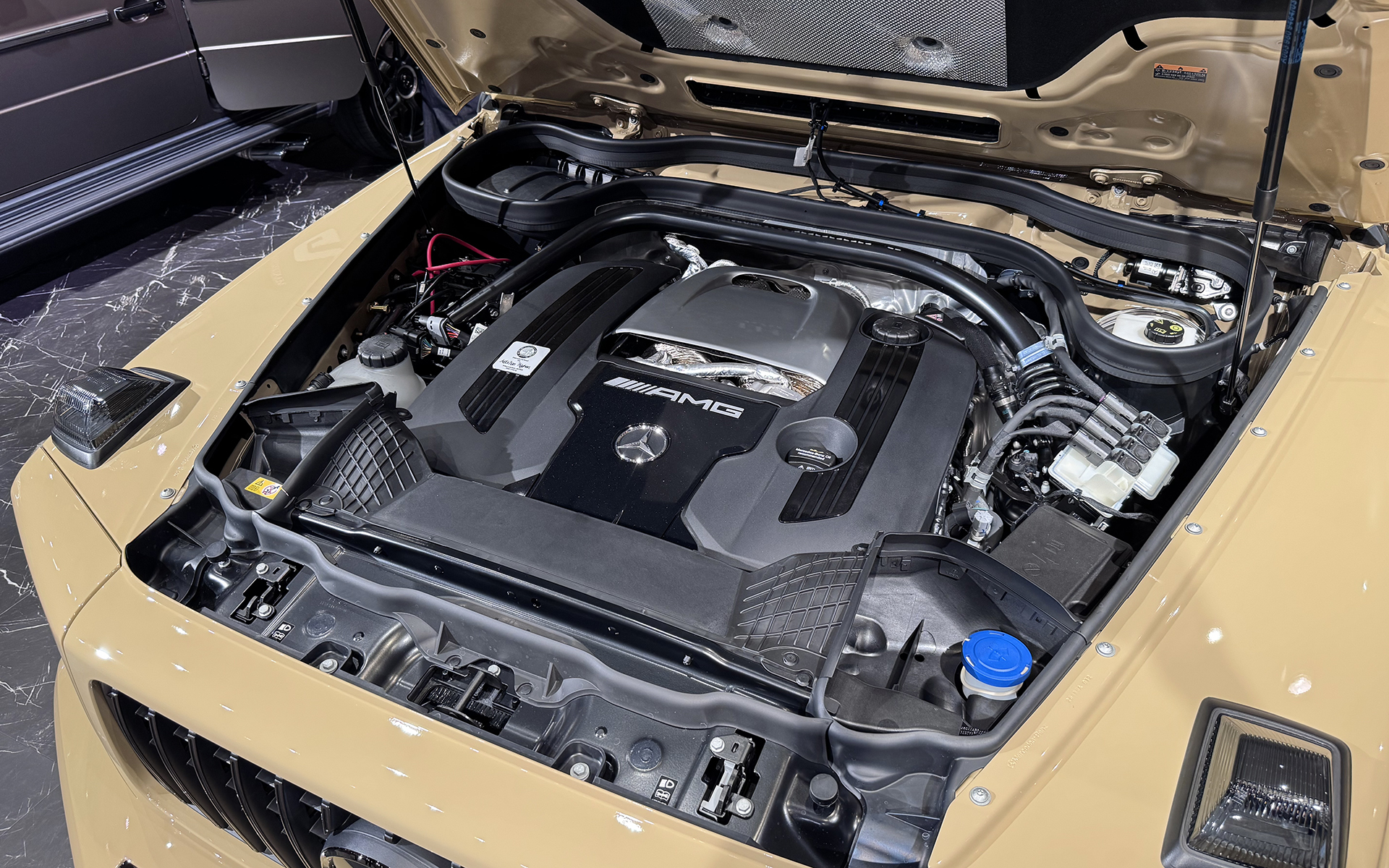 搭載するV型8気筒4.0リッター直噴ツインターボ「M177」型エンジンは最高出力430kW（585PS）、最大トルク850Nmを発生し、ISGと48V電気システムを組み合わせる。15kW（20PS）/200Nmの電動ブーストによって0-100km/h加速は4.4秒（欧州参考値）を実現