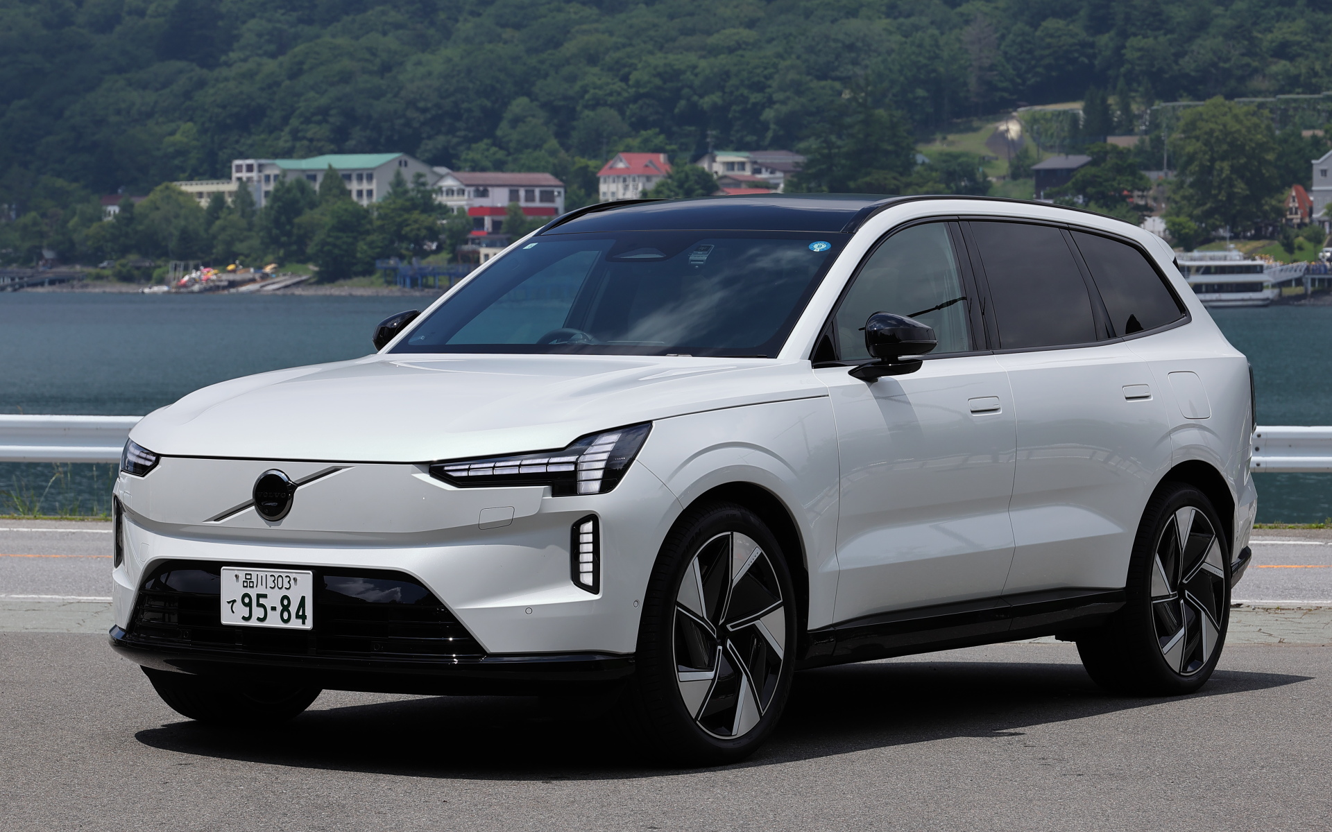 試乗車は最上位グレードの「Ultra Twin Motor Performance」で、すっきりしたライン。目立たないセンサー、象徴的なヘッドライト、現代的なエッジを備えた北欧のデザインを採用。グロッシーブラックのサイドウインドフレームで高級感を付与している。価格は1399万円