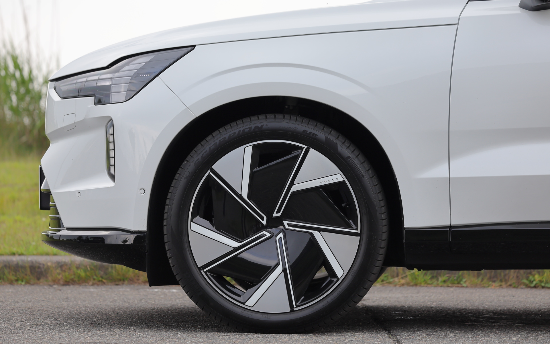 試乗車の装着タイヤはピレリの「スコーピオン エレクト」でサイズはフロント265/40R22、リア295/35R22。強固で軽量な22インチ鍛造オープン5スポークアルミホイール（ダイヤモンドカット/グロッシーブラック）はUltra専用のオプション
