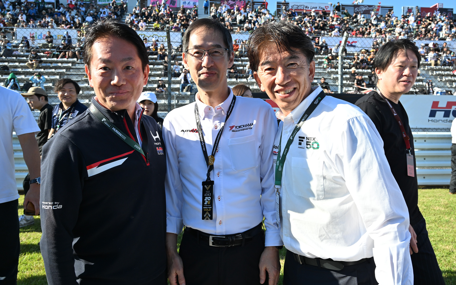 スーパーフォーミュラのタイヤサプライヤーである横浜ゴム 代表取締役社長兼COO 清宮眞二氏（中央）、JRP（日本レースプロモーション）代表取締役社長 上野禎久氏（右）とともに