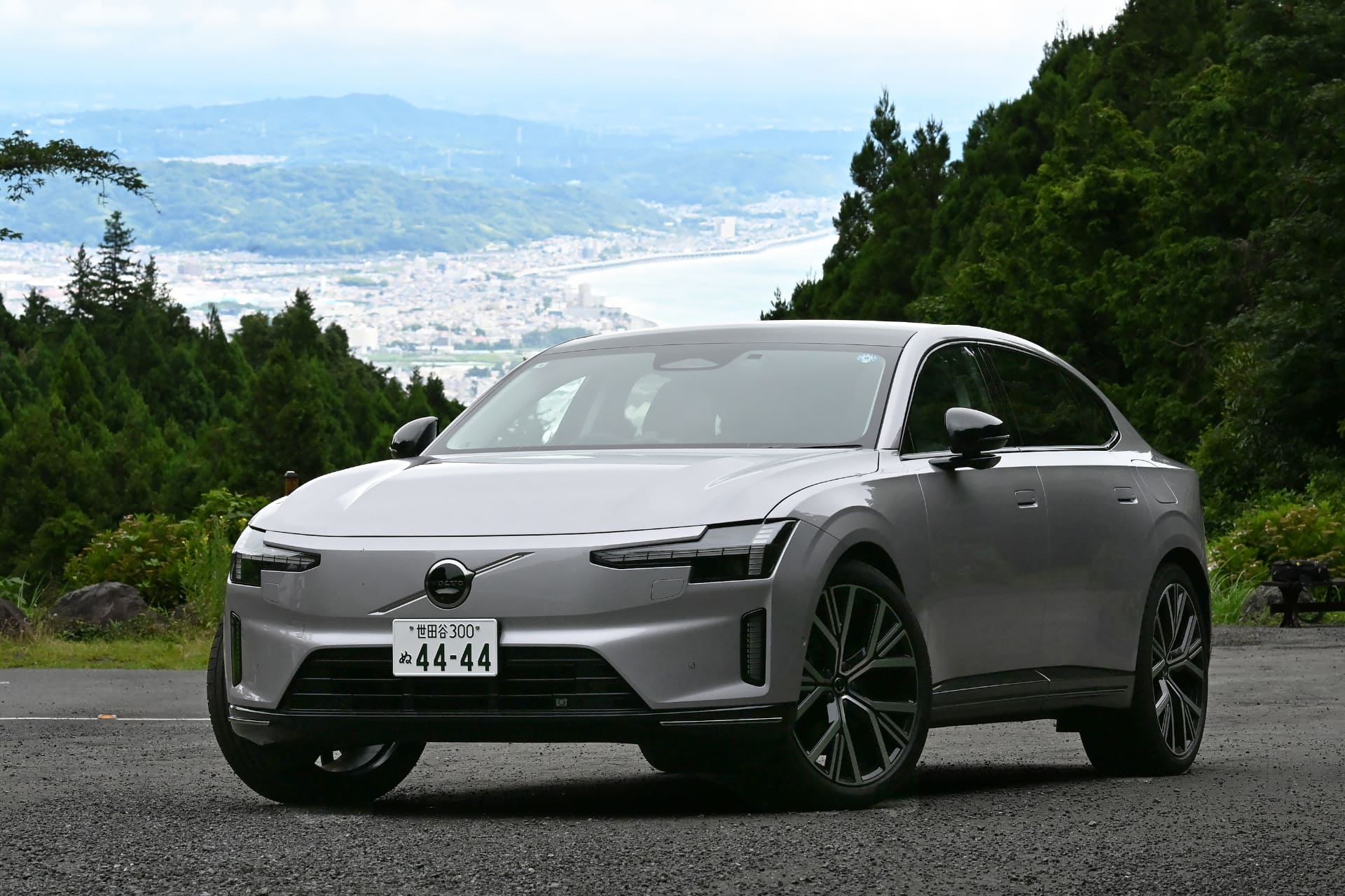 試乗車は最上位グレードの「Ultra Twin Motor  Performance」で価格は1229万円。空力性能を追求したラインを採用したクロスオーバータイプだ