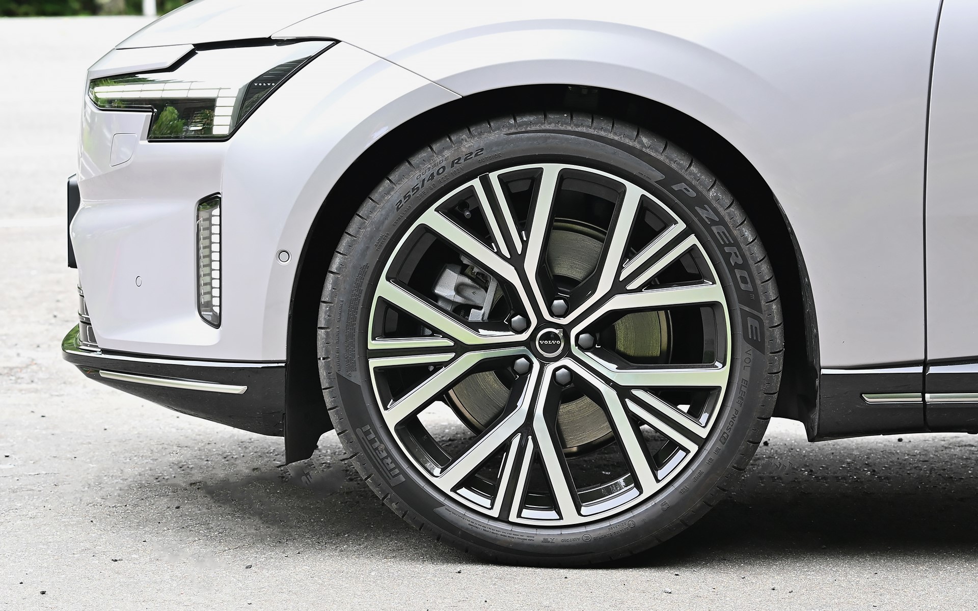装着タイヤは専用開発したピレリの「PゼロE」で、サイズはフロントが255/40R22、リアが285/35R22。ホイールは5-Yスポークデザインで、サイズはフロントが22インチ×8.5J、リアが22インチ×9.5J、カラーは ダイヤモンドカット/ブラック