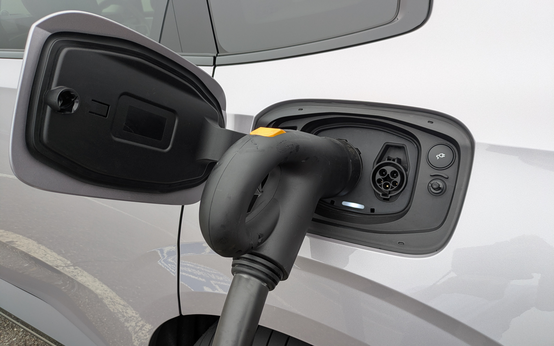約10分間でバッテリを52％→70％まで回復。受け入れ電力は最大で250kWをマーク