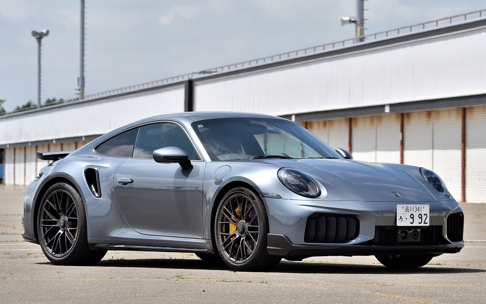 今回試乗したのは「オートモビルカウンシル2026」でジャパンプレミアとなった、911シリーズのトップモデルに位置付けられる新型「911ターボS（992.2）」（3635万円）。ボディサイズは4555×1900×1305mm（全長×全幅×全高）、ホイールベースは2450mm。0-100km/h加速は先代モデルから0.2秒短縮して2.5秒、0-200km/h加速は0.5秒短縮して8.4秒を達成。最高速は322km/h