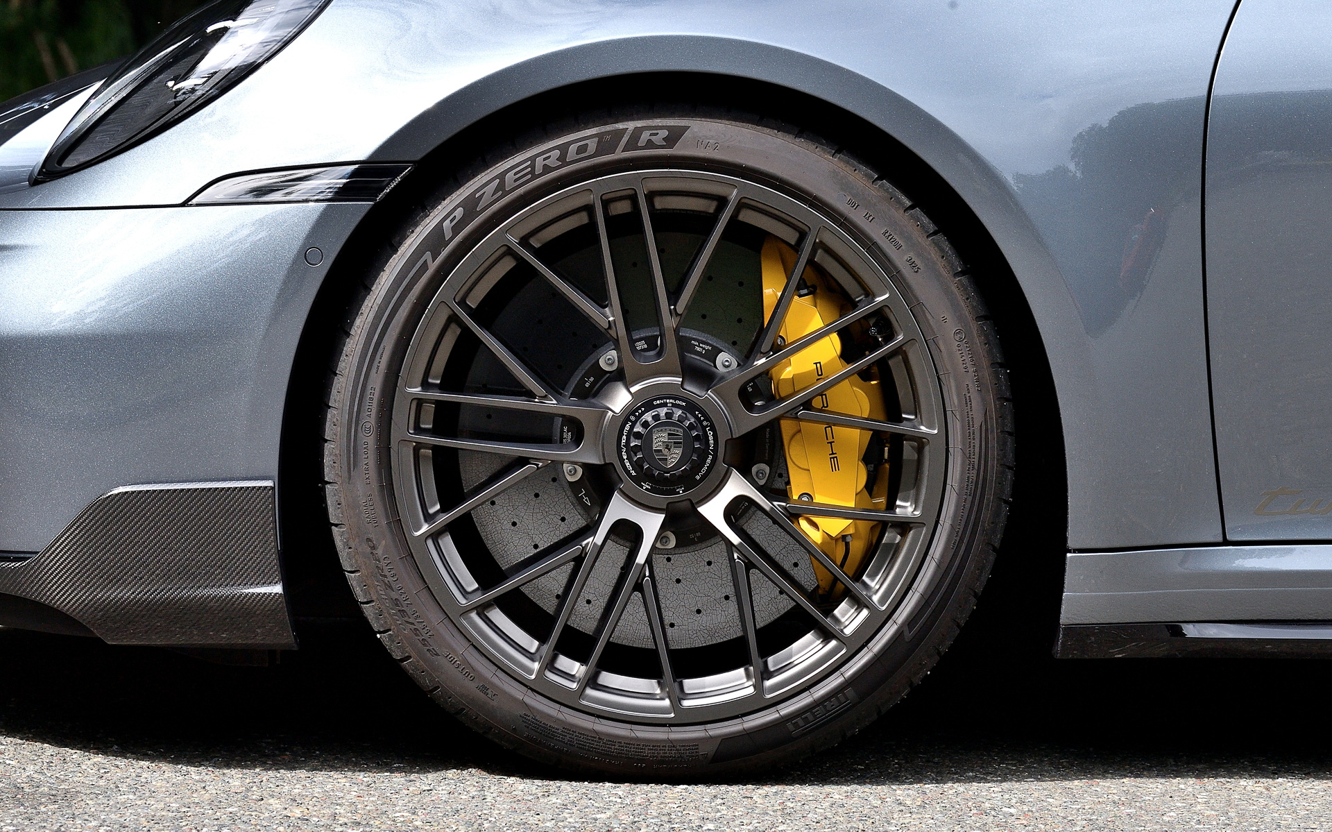 911 ターボ Sに使用されるピレリ「P ZERO R」は、優れたウェット性能を維持しながらドライ条件のハンドリングが大幅に改善されたといい、リアには先代モデルに比べて10mmワイドな325/30ZR21タイヤを、フロントは先代と同じ255/35ZR20タイヤをセット。標準装備のポルシェセラミックコンポジットブレーキ（PCCB）システムには新しいブレーキパッドが装備され、これによりブレーキ性能とペダルフィールを同時に向上させることに成功。リアアクスルのブレーキディスク径は390mmから410mmに拡大し、フロントには直径420mmのディスクを採用した