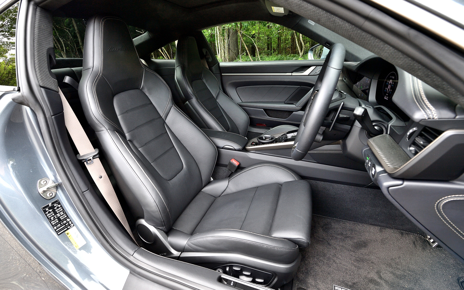 メモリー機能付18wayアダプティブスポーツシートプラスやヘッドレストの"turbo S"レタリングが標準装備される。標準で2シーターモデルとして提供され、要望に応じて追加料金なしでリアシートシステムを設定できる