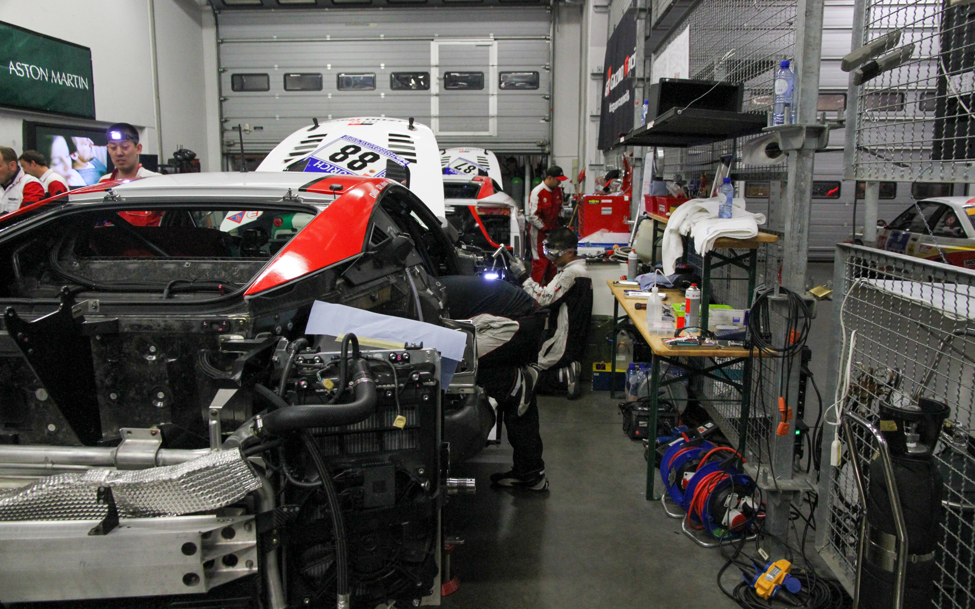 決勝中に2台ともトラブルに見舞われ、コース上からレクサス「LFA」が消えた……