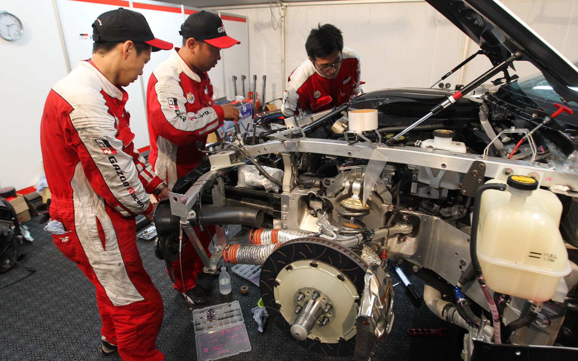87号車はエンジンを載せ替えるという大きな作業が発生