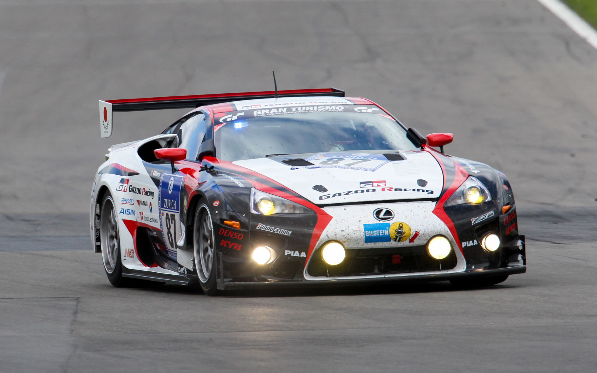 2011年のニュル24時間レースに参戦した2台のレクサス「LFA」は、予選上位36台のトップランカーのみに与えられる「ブルーライト（ブルーフラッシュ）」を装着。フロントウィンドウ左上にあるのがブルーライトだ