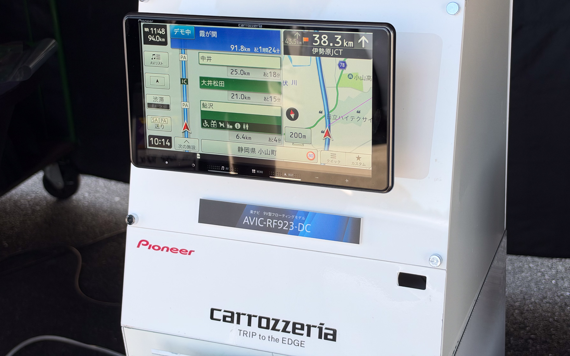 スーパーフォーミュラ富士に展示された新型「楽ナビ」。9V型フローティングタイプの「AVIC-RF923-DC」が用意されていた