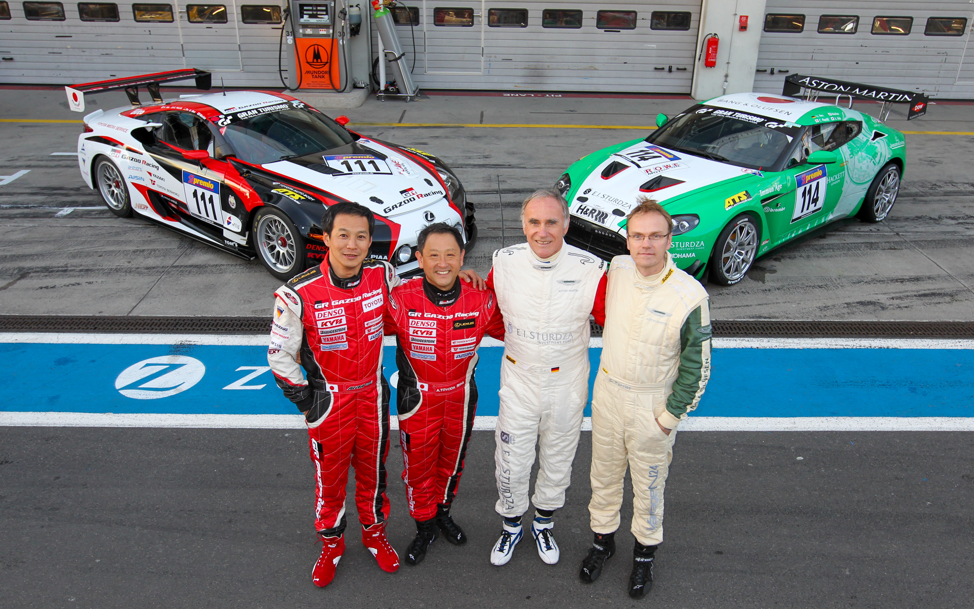 2011年10月のニュル耐久シリーズ最終戦「VLN9」でお互いのマシンを交換してステアリングを握った。左から飯田章選手、モリゾウ、アストンマーティンのウルリッヒ・ベッツCEO、チーフエンジニアのクリス・ポリット氏