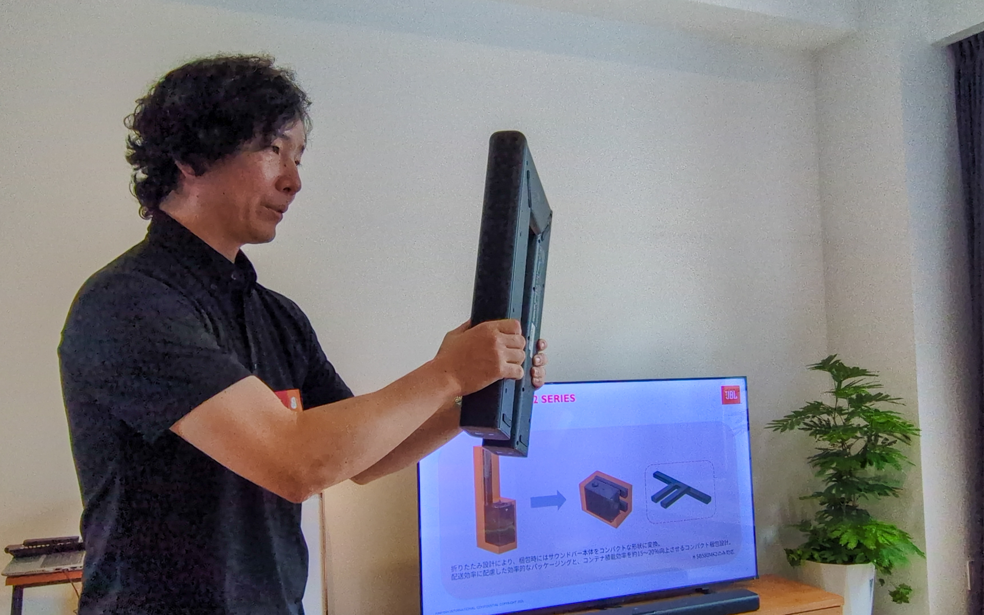 10月7日に都内で実施された「HARMAN ExPLORE TOKYO 2026」では、実際にスタッフがサウンドバーを折り畳む作業を披露した