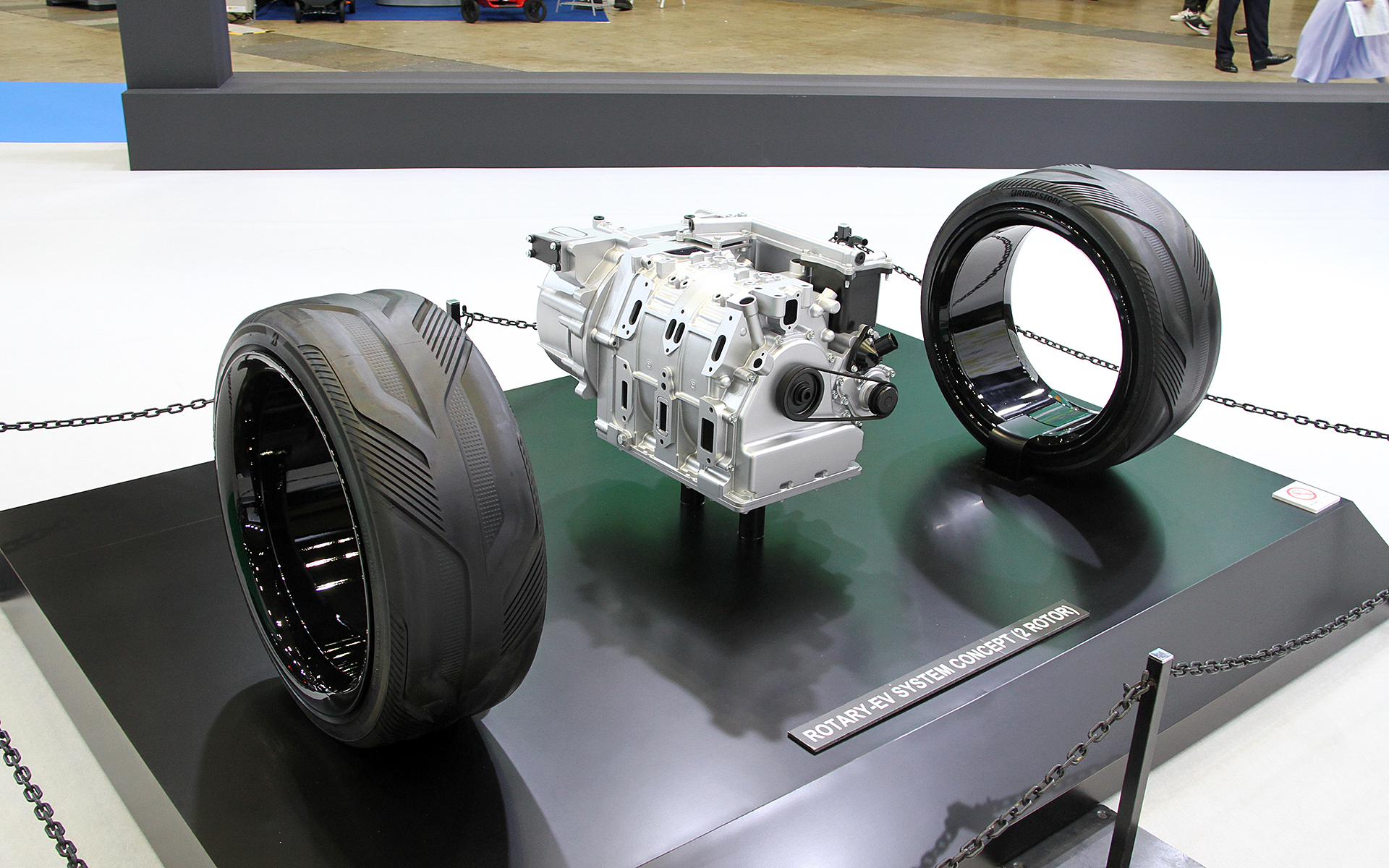 マツダ「ROTARY-EV SYSTEM CONCEPT（2 ROTOR）」が展示される「マルチパスウェイ」エリア