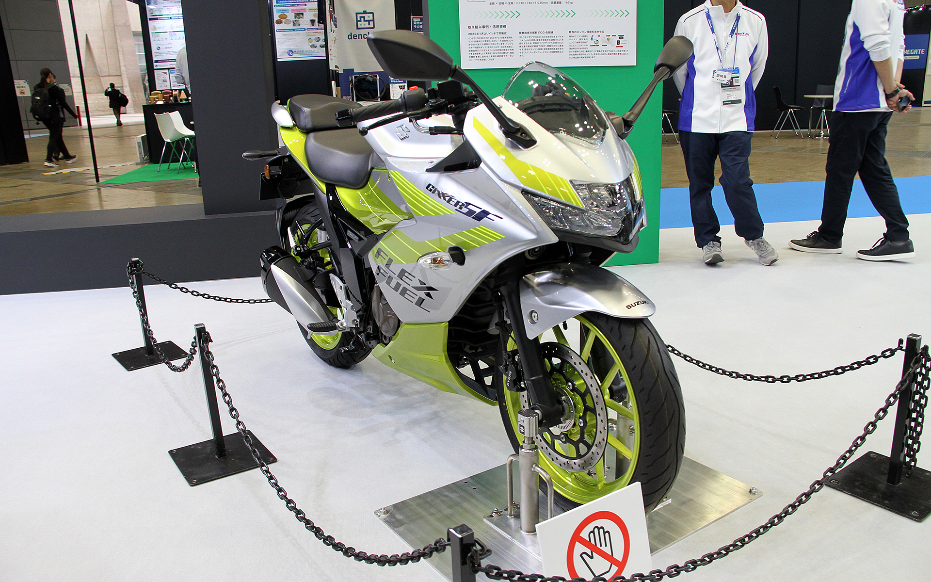 スズキ「GIXXER（ジクサー）SF 250 FFV」は植物からつくられたバイオエタノール燃料に対応した二輪車。スズキ独自の249cm<sup>3</sup>油冷エンジンをベースに、インジェクターや燃料ポンプ、エンジン制御などを改良。ガソリンからバイオエタノール20～85％混合燃料まで幅広く対応する