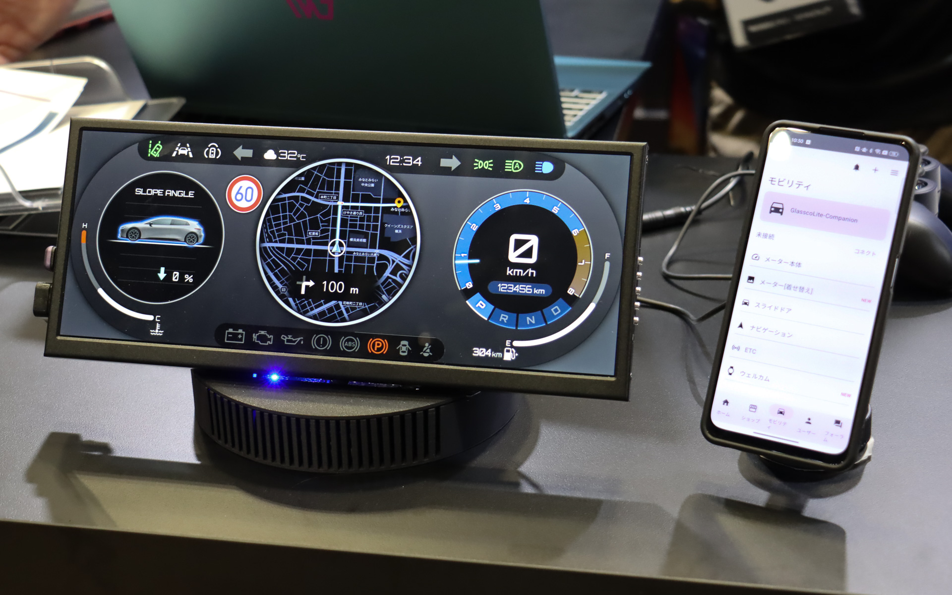 デジタルメーター内の中央にナビ画面を表示するデフォルト状態のイメージ。シンプルで見やすいが、少し殺風景でもある