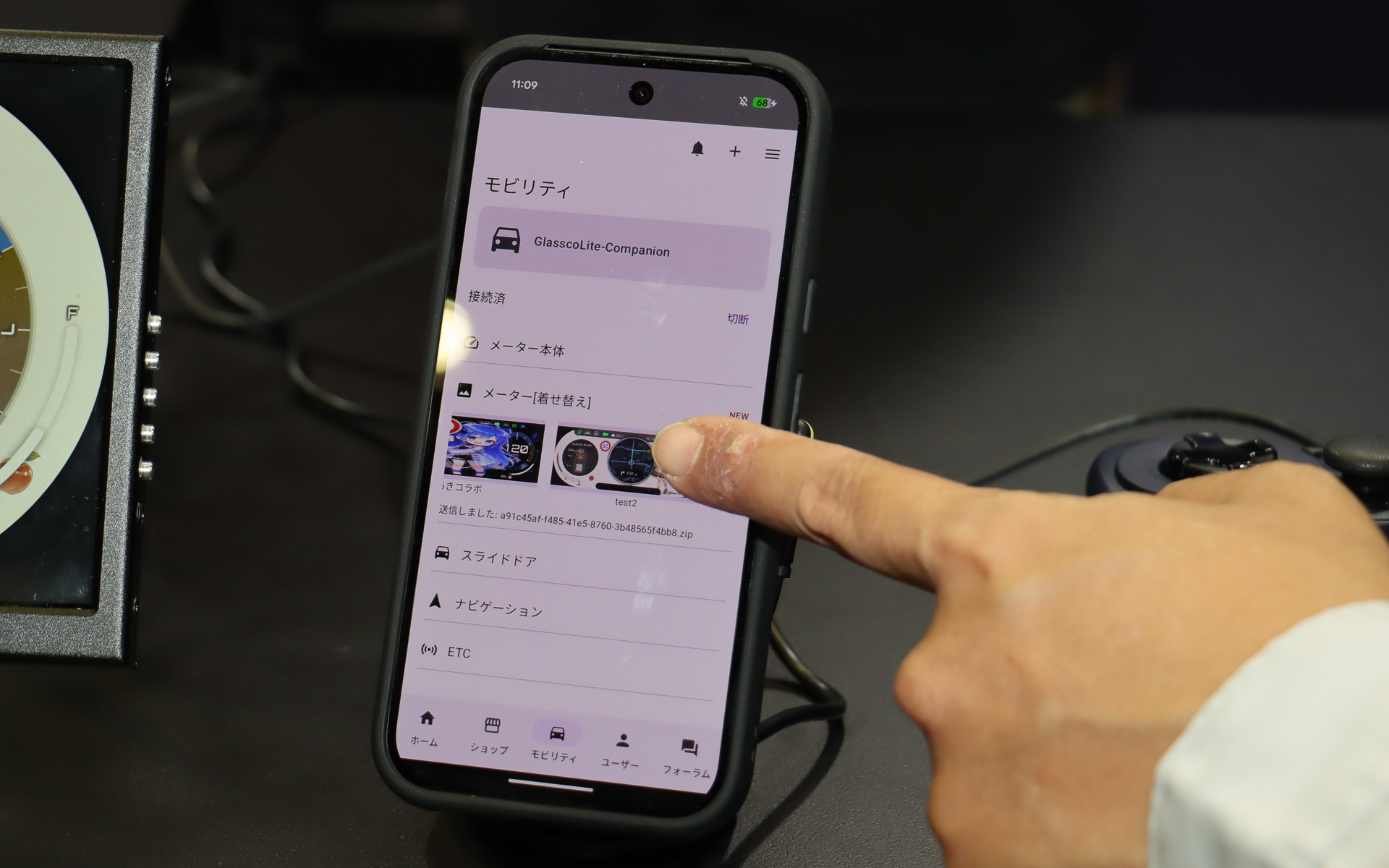 中痛車のアプリは接続された車両の要件に合わせたメーター表示のイメージをサムネイル画像として生成。一覧表示されたサムネイルをスワイプして表示したいものを選んでタップするとデータが数秒で車両に転送される