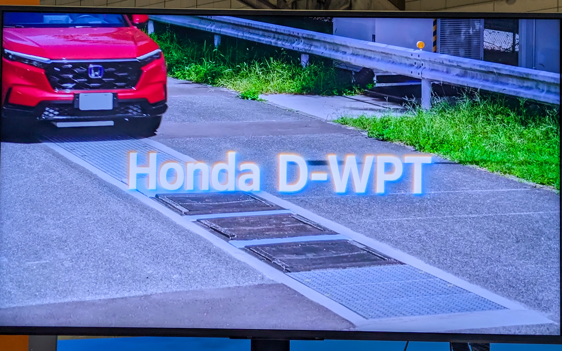 道路下に埋設した給電コイルから車両の受電コイルへと瞬時に送電して充電する