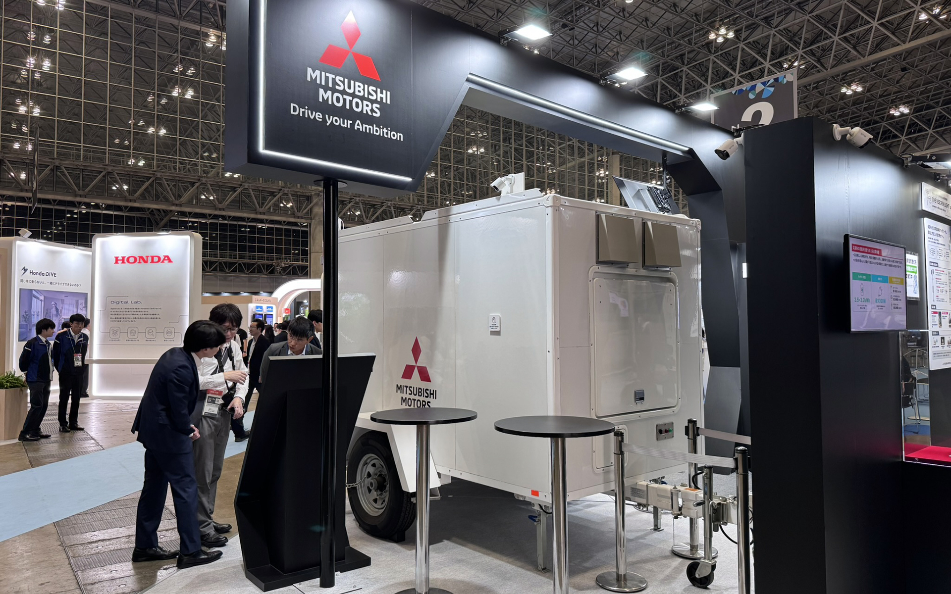 ジャパンモビリティショー ビズウィーク 2026の三菱自動車工業ブース（写真は可動式蓄電池「バッテリキューブ」）