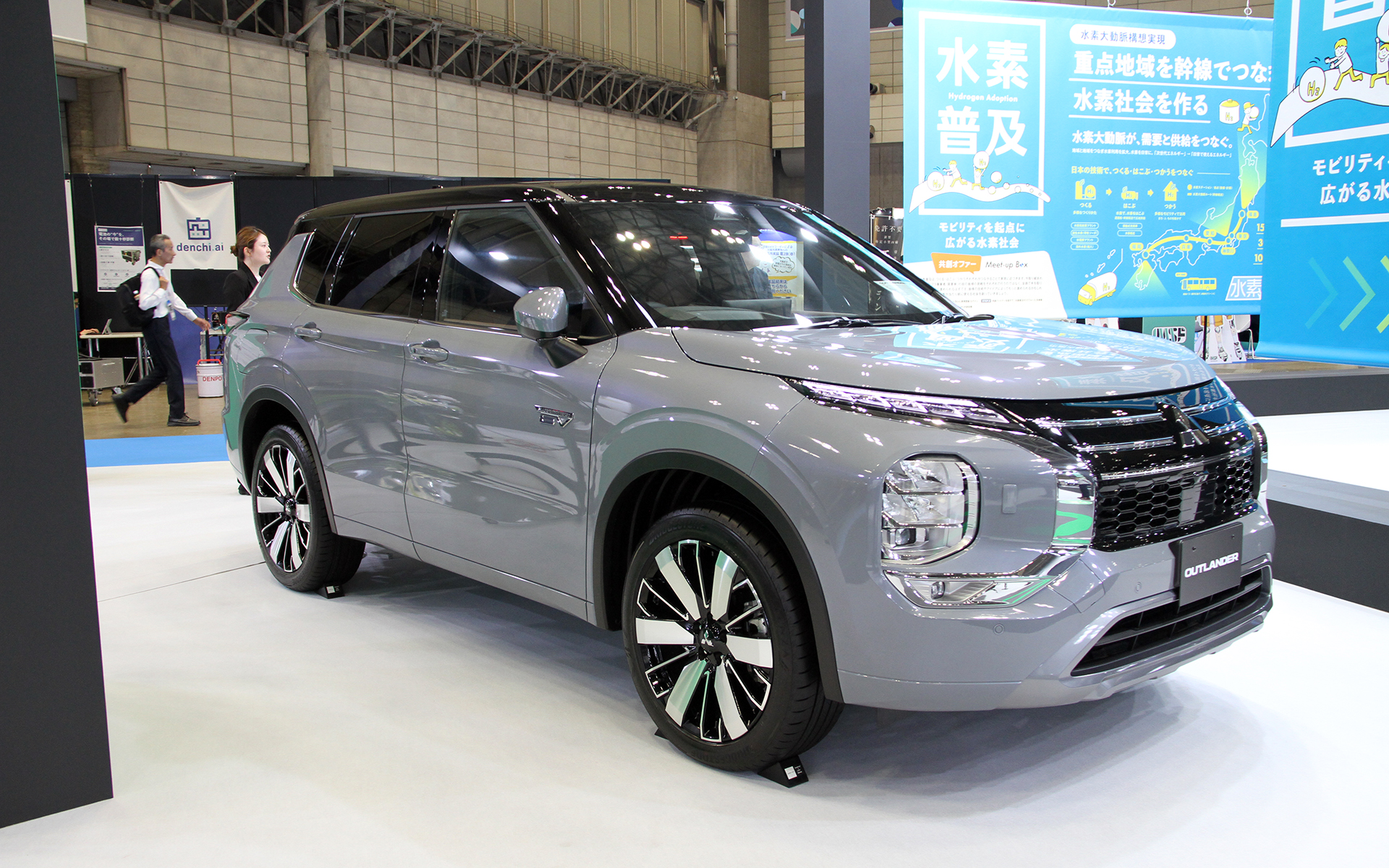 自工会 合同展示エリアに展示される「アウトランダーPHEV」