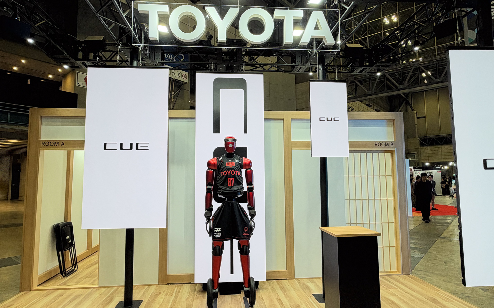 人型バスケロボット「CUE7（キュー・セブン）」の展示のみとシンプルなトヨタブース。フィジカルAIがトレンドとなっているほか、トヨタは独自に自社製LBM（Large Behavior Models、大規模行動モデル）というAIを開発しているので、その辺りの展示もほしかったところ