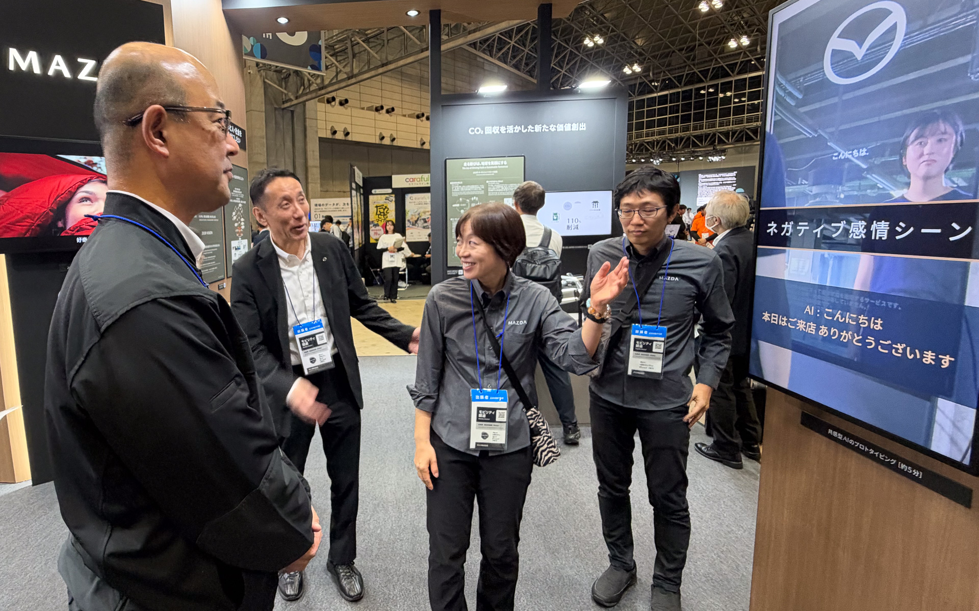 マツダブースでAI関連の展示説明を聞くトヨタ自動車株式会社 代表取締役社長 近健太氏。CEATEC側の展示では、物流やサプライチェーンのAIスタートアップが気になったという