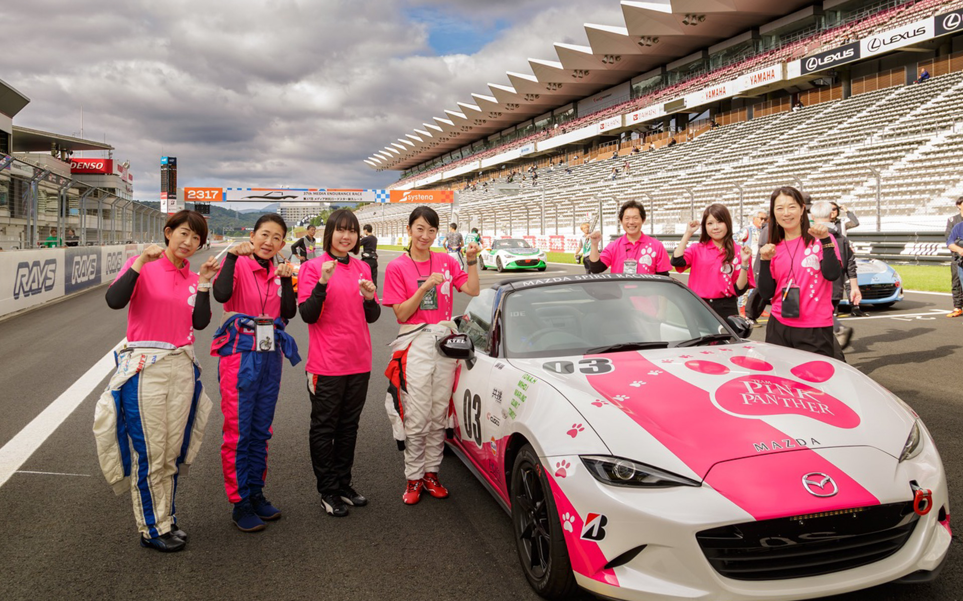 若手女性ジャーナリストの瀬イオナさんを新メンバーに迎えた、チーム・ピンクパンサー。お約束の「肉球ポーズ」でチームワークを高めます（撮影すべて：阿部修一郎）