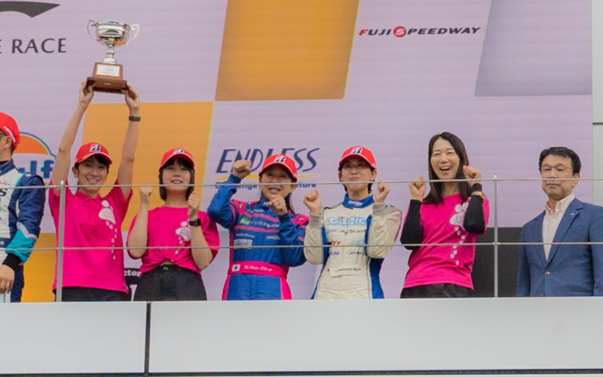 参戦20回目にして初の表彰台！　6位入賞のトロフィーをいただき、本当に感動しました