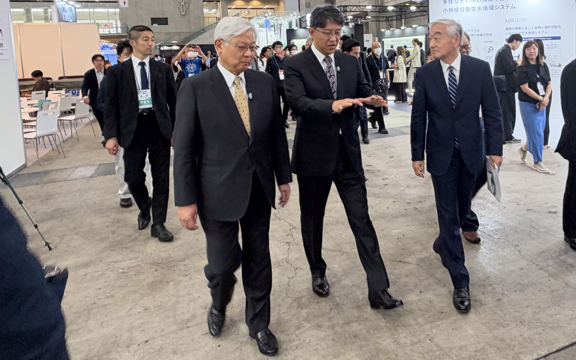 JEITA 新野隆会長（左）、自工会 佐藤恒治会長（中）、CEATECエグゼクティブプロデューサー 鹿野清氏（右）らが「CEATEC×JMS」会場を視察