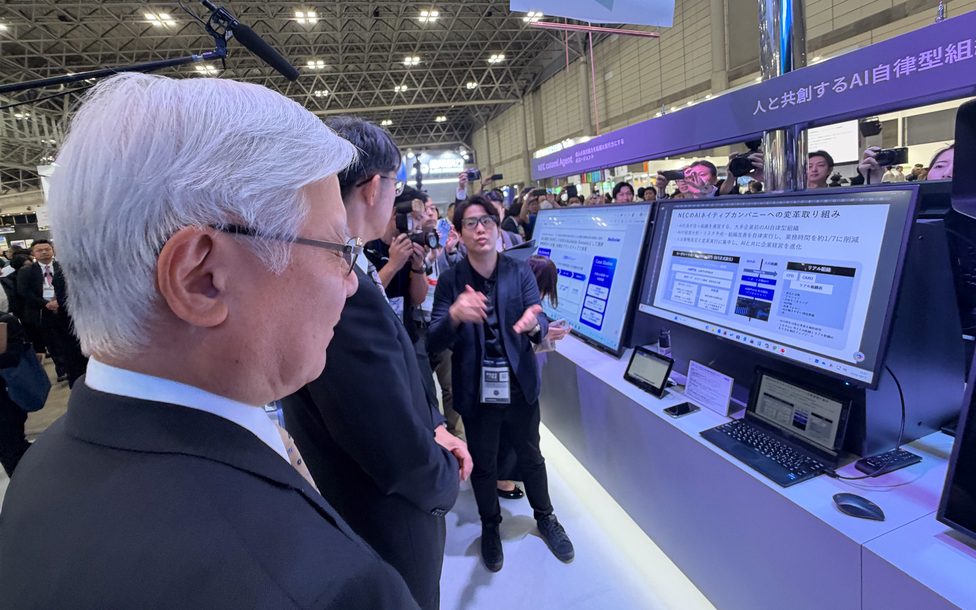 CEATEC側ブースでの視察風景