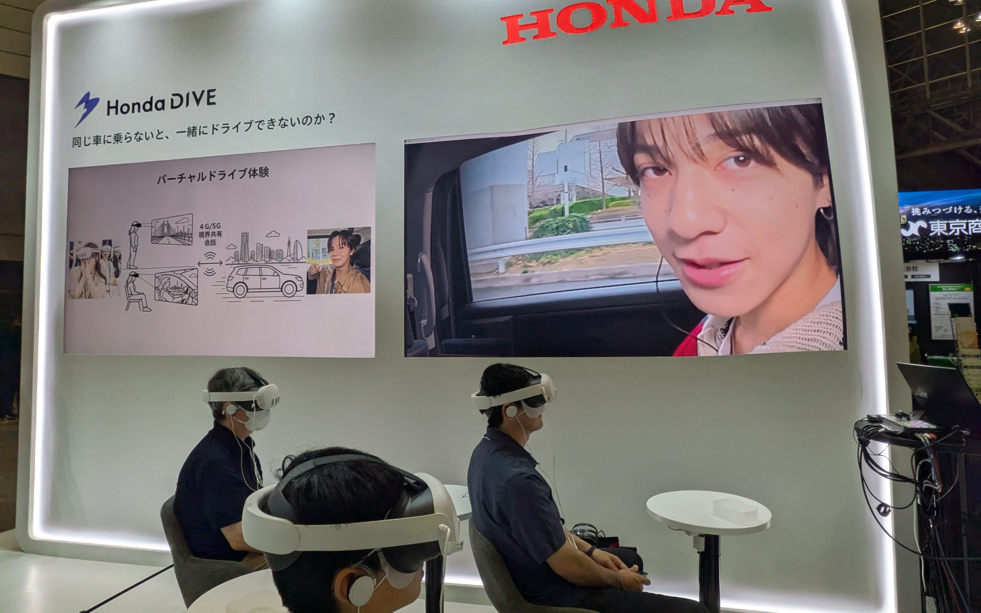 VRゴーグルを装着している体験者はオデッセイの後席の真ん中に座っているシチュエーションで、左右にリル・リーグの山田晃大さんと難波碧空さんがいて話かけてくる