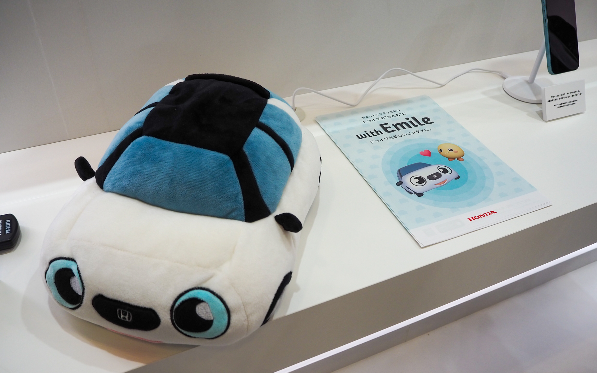 ブースにはエミルのぬいぐるみも展示されている