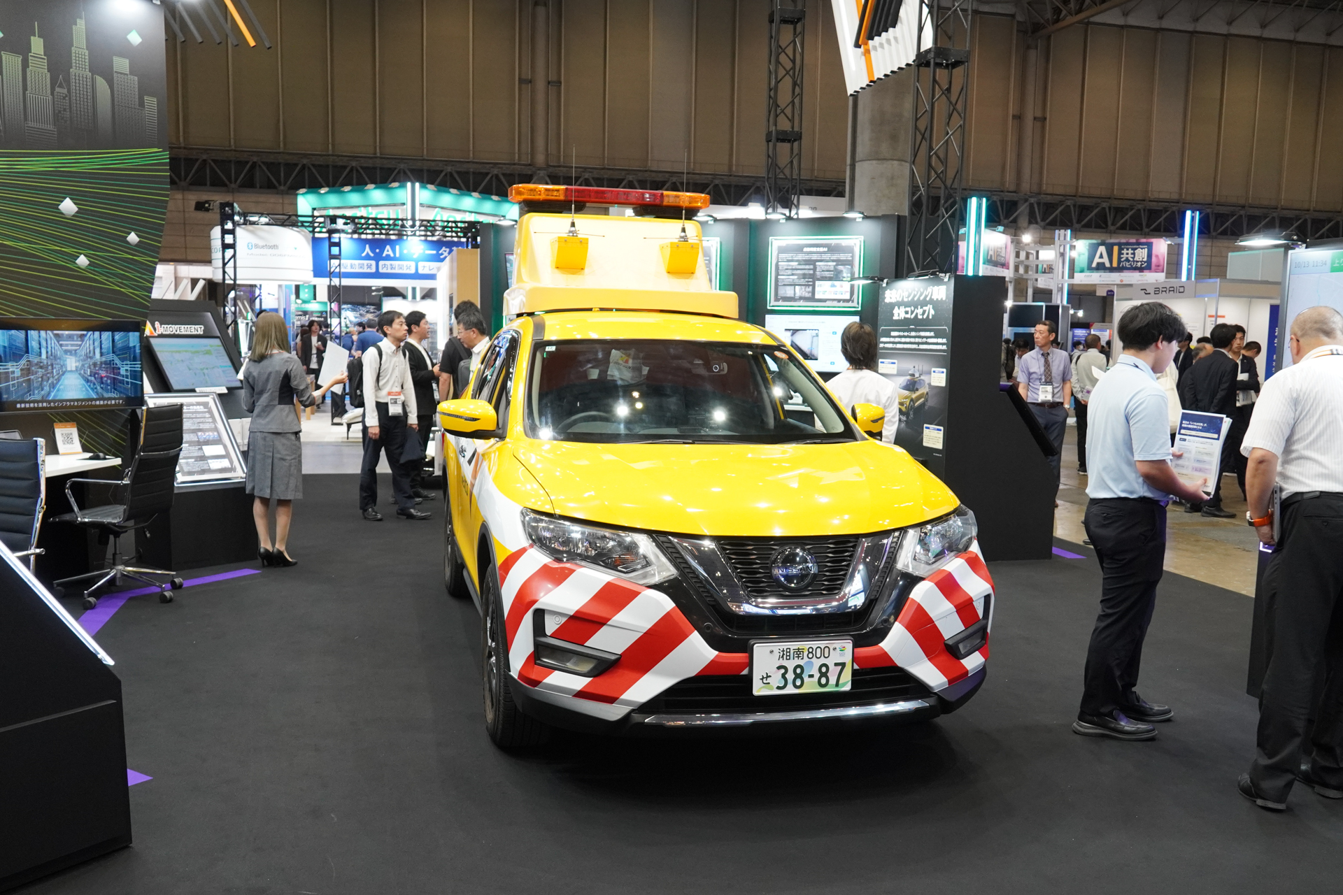 NEXCO中日本のブースには中央に道路パトロールカーを展示