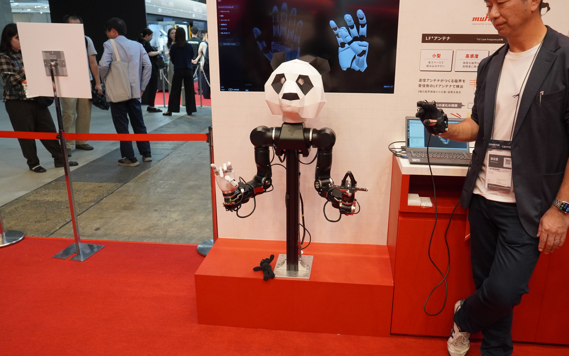 村田製作所のブースでは、CEATEC AWARD 2026 優秀賞を受賞した村田製作所／メルトインターフェーステクノロジーズのハンドトラッキンググローブを実演