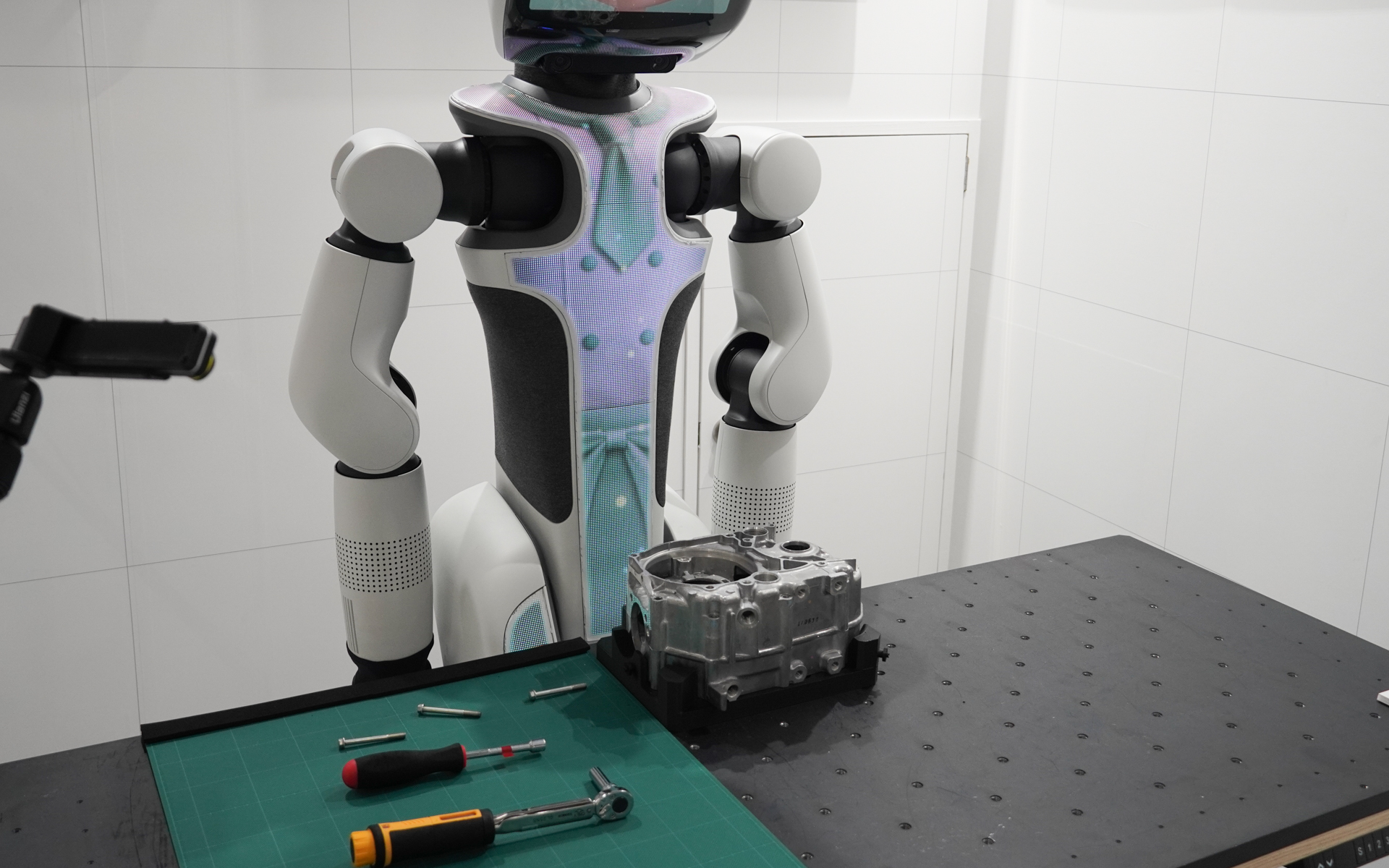ネジを締める作業を行なうが、手先に近寄っての撮影は禁止だった