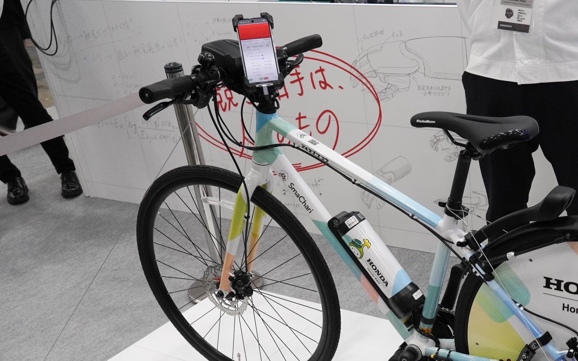 自転車に搭載したスマホ画面に迫った危険があれば警告が表示される