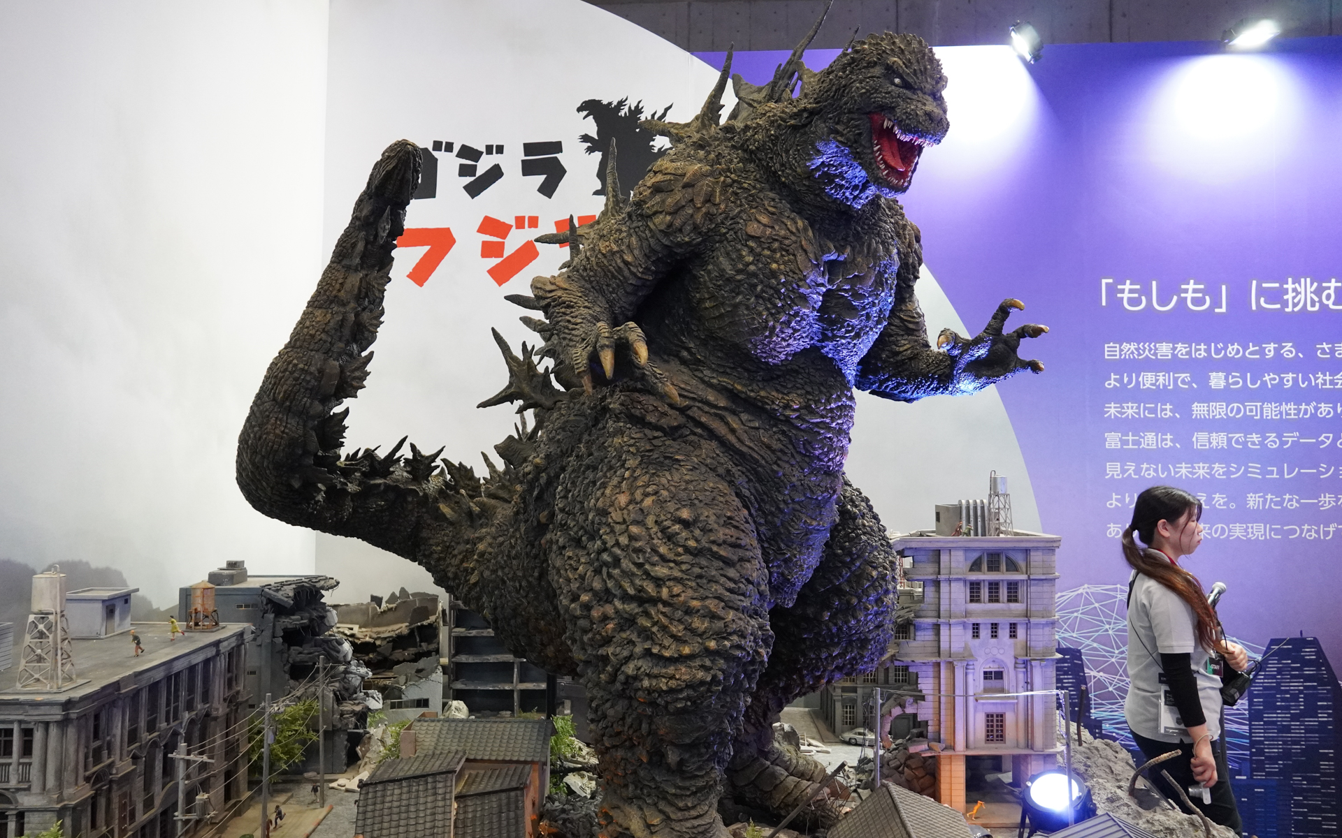 ゴジラのミニチュアも展示。こちらにもスマホのカメラを多くの人が向けていた