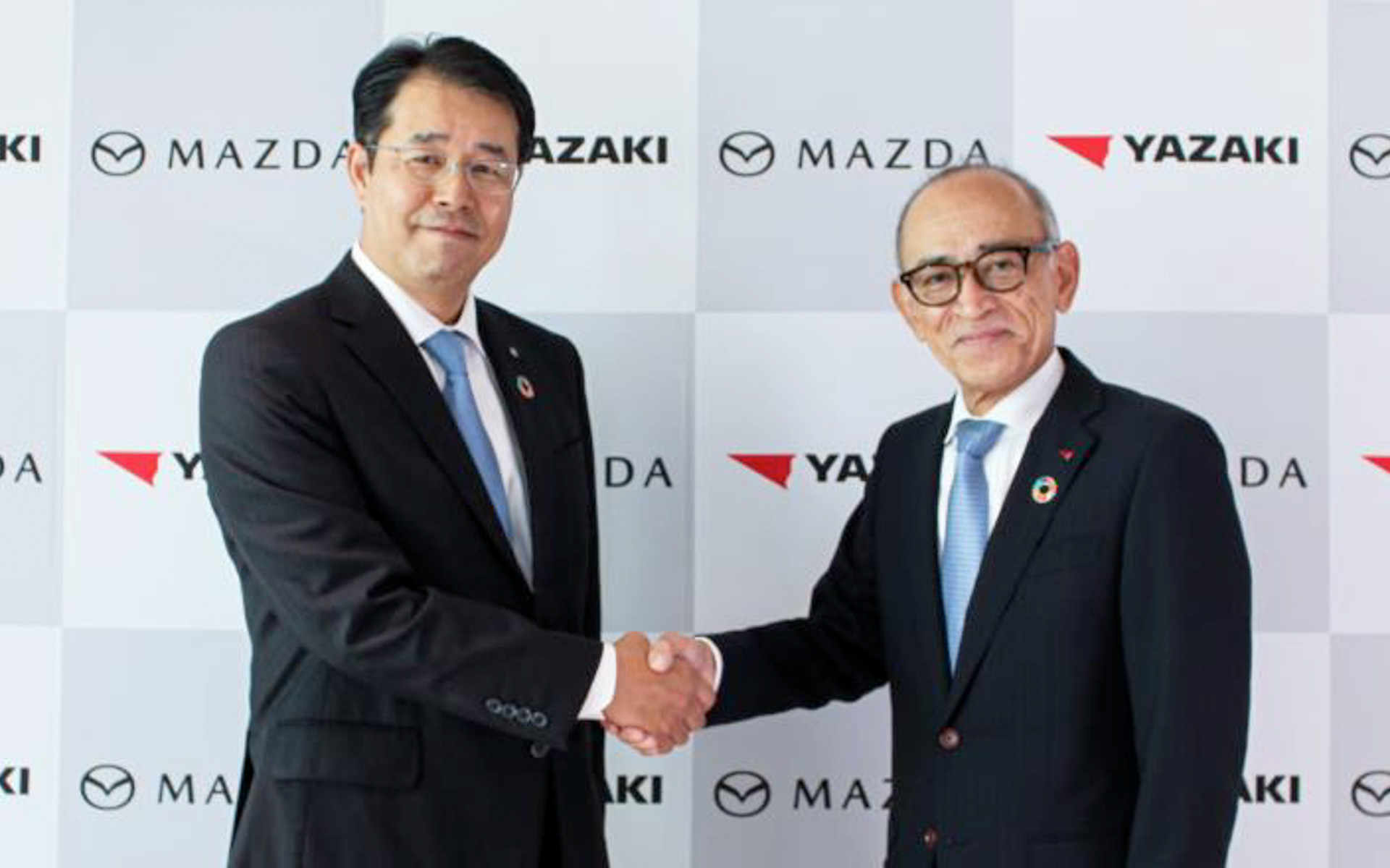 左からマツダ株式会社 経営役員 CSCO 鷲見和彦氏、矢崎総業株式会社 専務取締役 露木邦夫氏