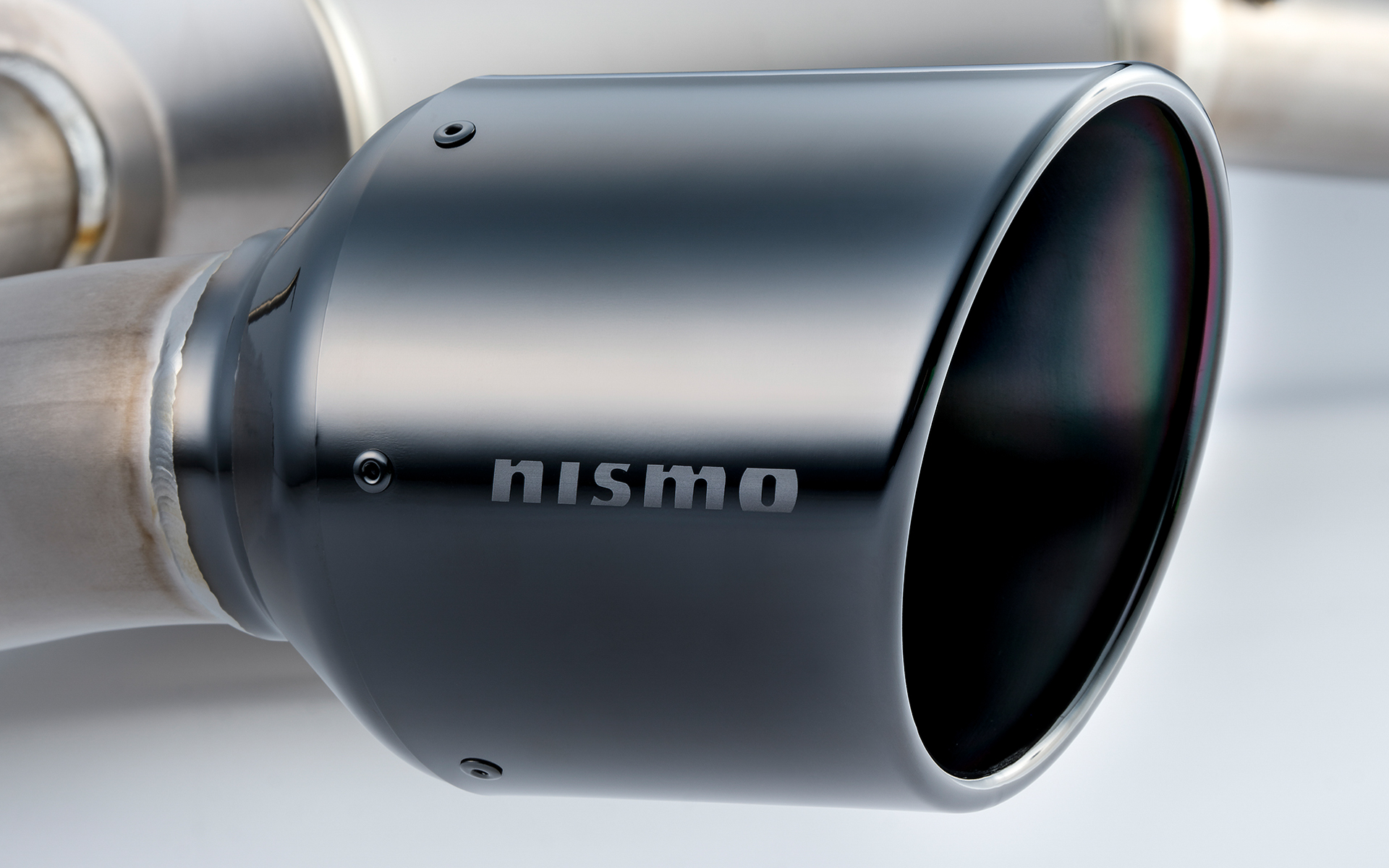 DLCコーティングのエキゾーストフィニッシャー部にはNISMOロゴ入り