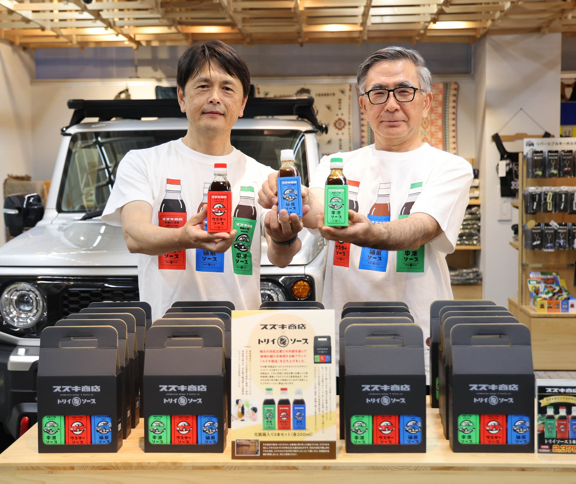鳥居食品株式会社 代表取締役社長 鳥居大資氏（左）と、スズキ株式会社 代表取締役社長 鈴木俊宏氏