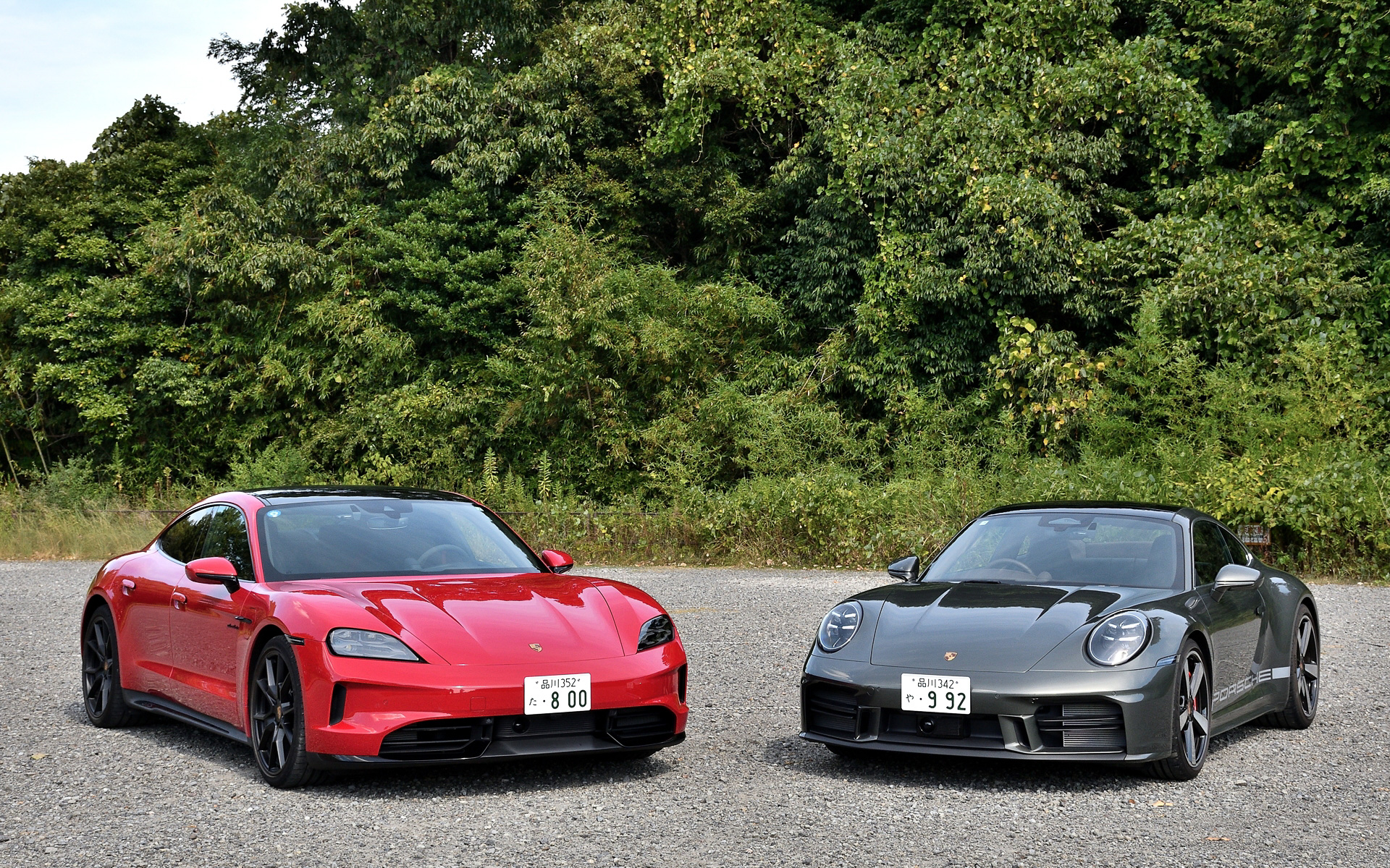 2024年11月に予約受注が開始された「タイカンGTS」（左。1999万円）は左ハンドル仕様。ボディサイズは4965×1965×1380mm（全長×全幅×全高）、ホイールベースは2900mm。スポーティなオールラウンダーであるタイカン GTSはローンチコントロールを使用した場合、先代モデルを75kW上まわる最大515kW（700PS）のオーバーブーストパワーを発生。一充電走行距離（WLTCモード）は544km