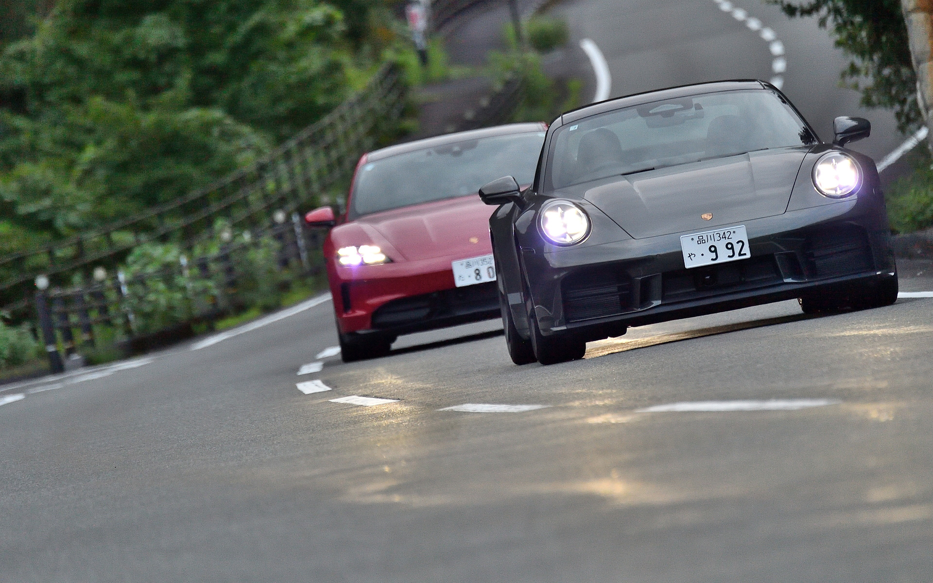 「タイカン GTS」（左）と「911 カレラS」で東京～九州を走ってみた