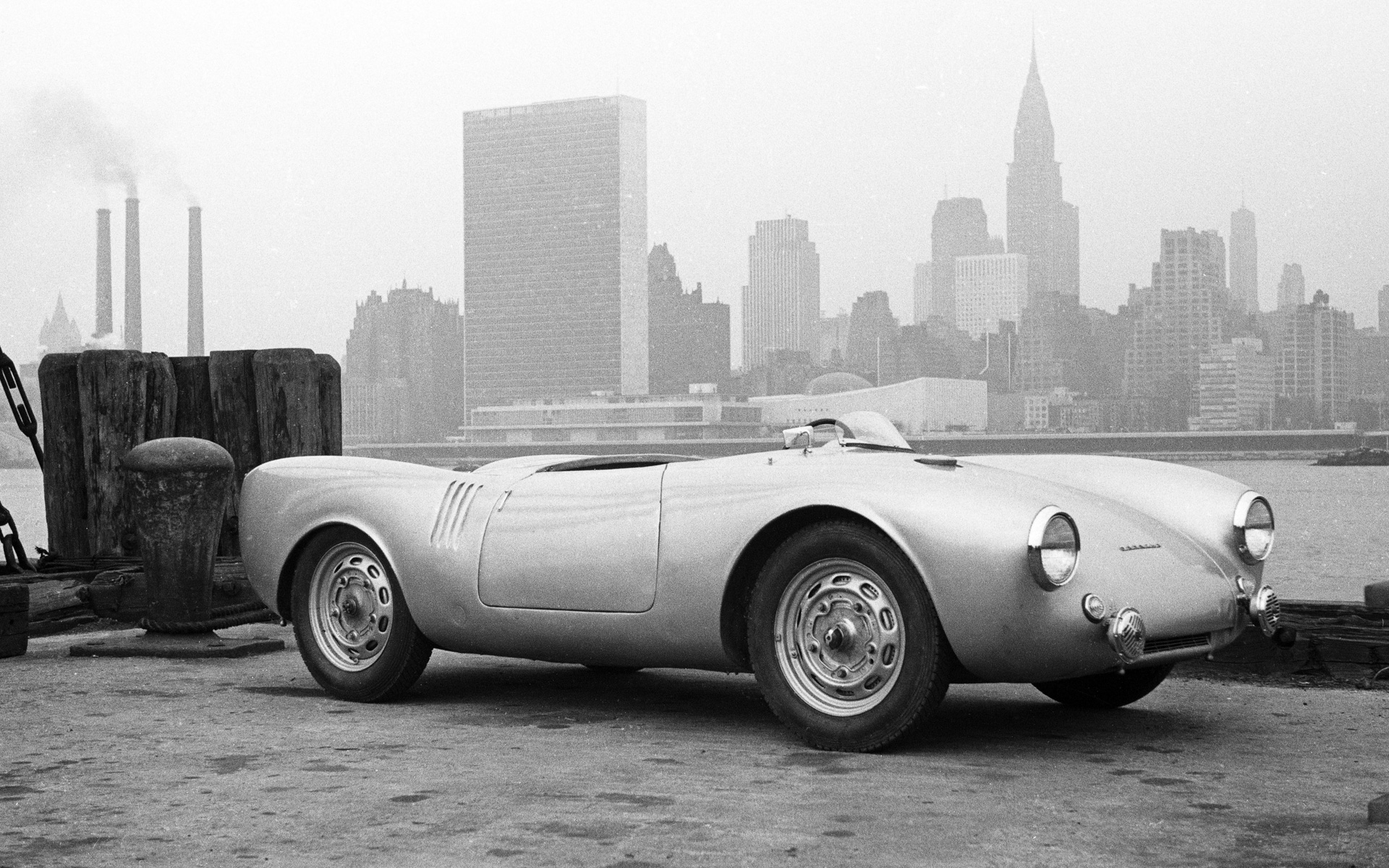 発表の場となったニューヨーク・クイーンズの桟橋は、1953年にミッドエンジンモデル「550スパイダー」が撮影された歴史的な場所
