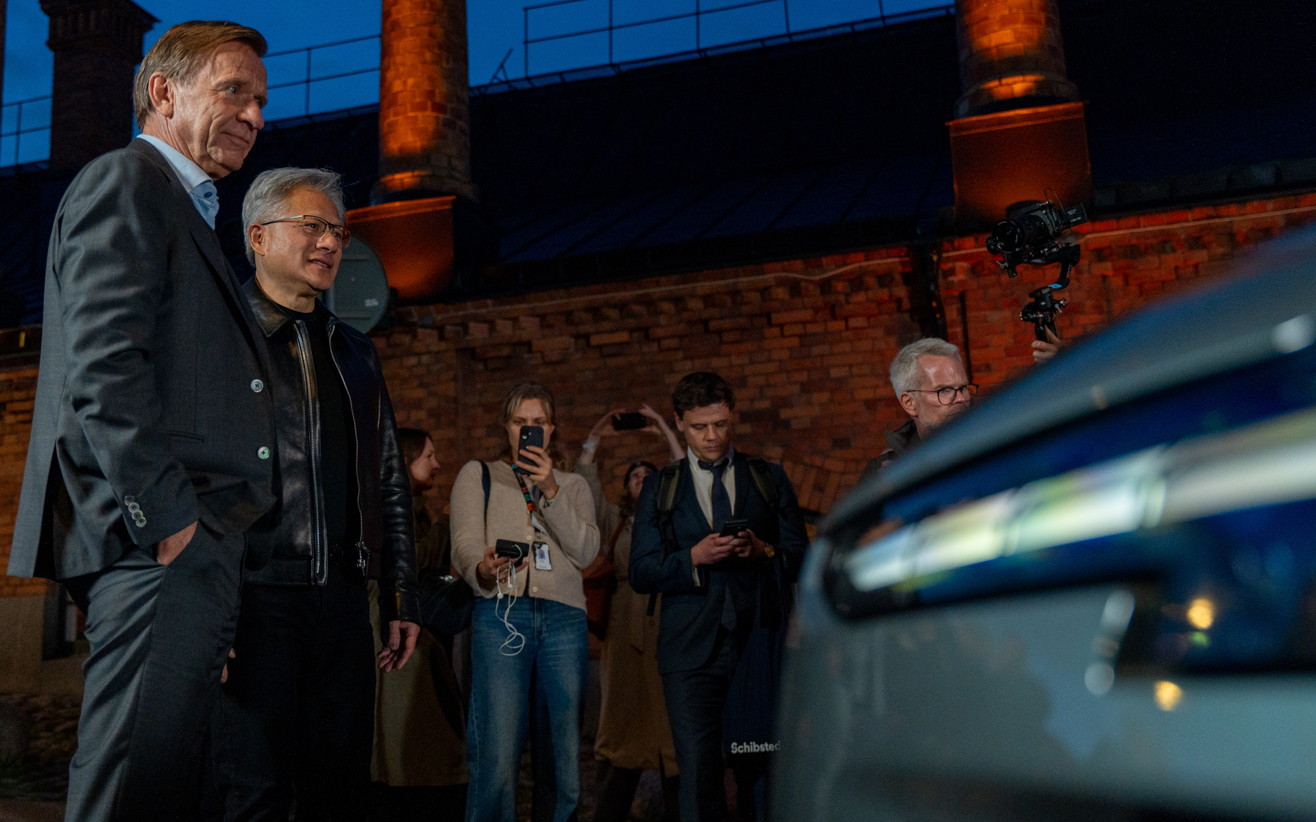 ボルボ・カーズの社長兼CEOであるホーカン・サミュエルソン氏（左）とNVIDIAの創業者兼CEOであるジェンセン・フアン氏（右）