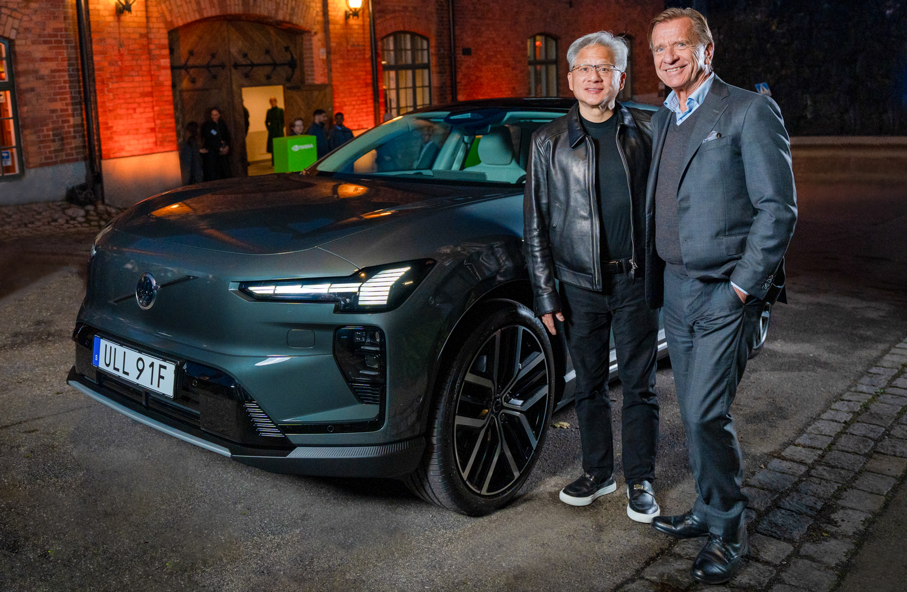 NVIDIAの創業者兼CEOであるジェンセン・フアン氏（左）とボルボ・カーズの社長兼CEOであるホーカン・サミュエルソン氏（右）