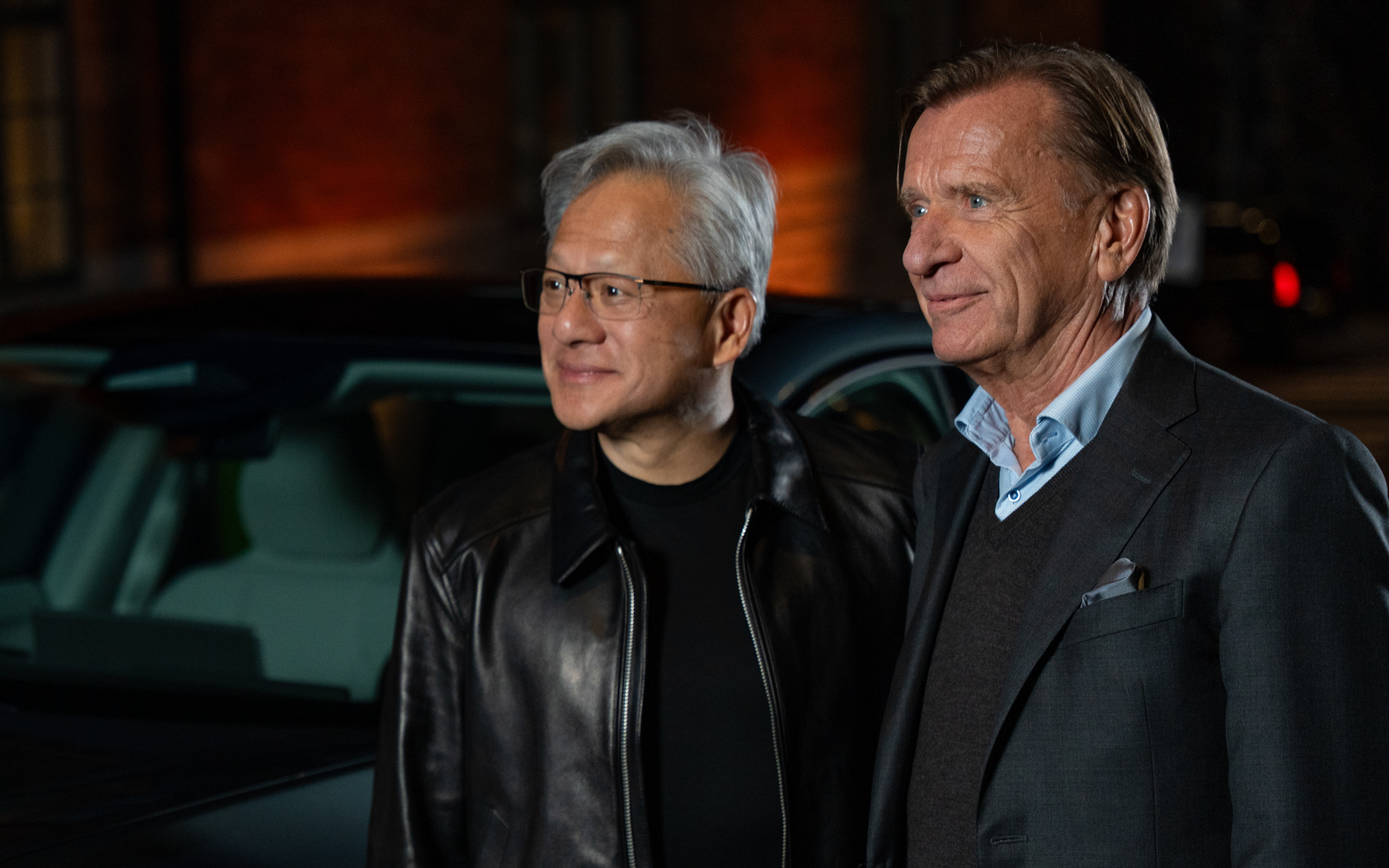 NVIDIAの創業者兼CEOであるジェンセン・フアン氏（左）とボルボ・カーズの社長兼CEOであるホーカン・サミュエルソン氏（右）
