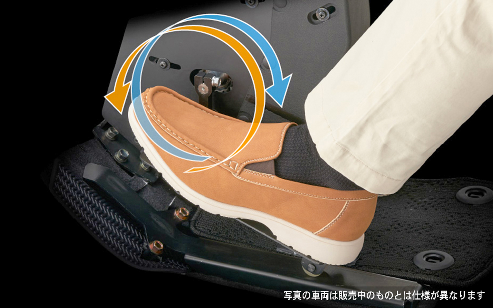 左足でステアリングペダルを操作することでハンドルを左右に回せる。靴はペダルに固定されている