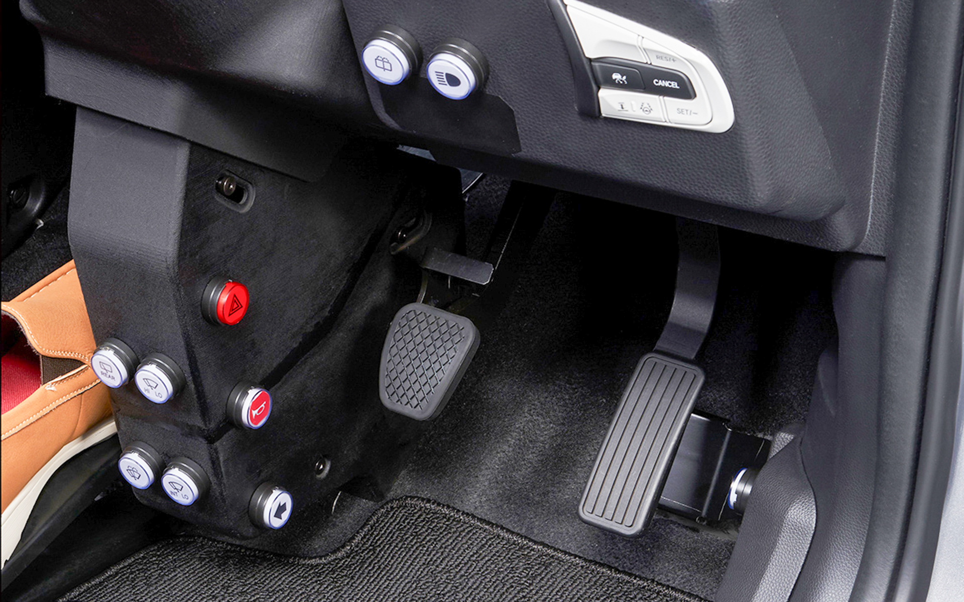 ホンダ・フランツシステムは「足用ステアリングペダルユニット」と「足用コンビネーションスイッチ」を標準で装備する