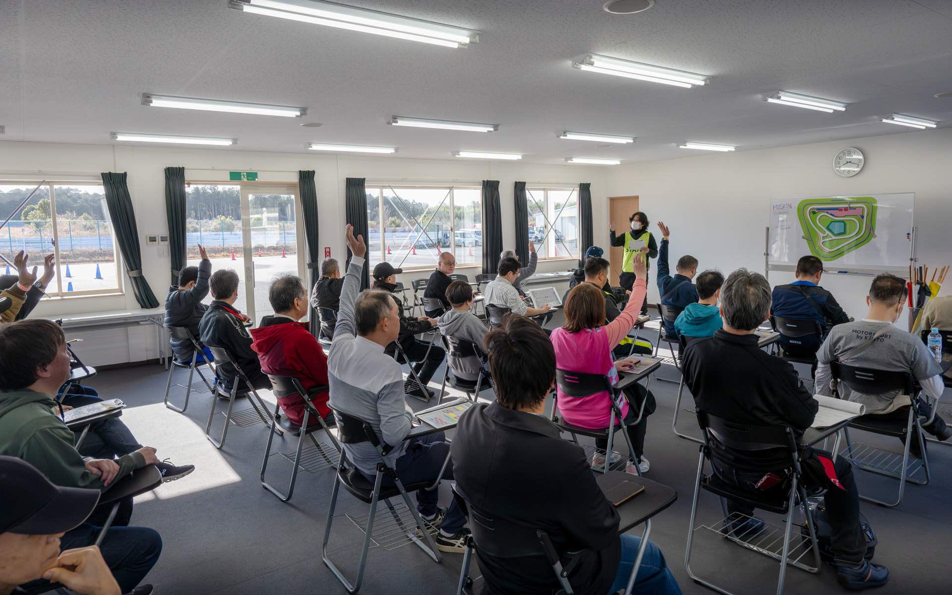 座学もありモータースポーツのいろはを学べる